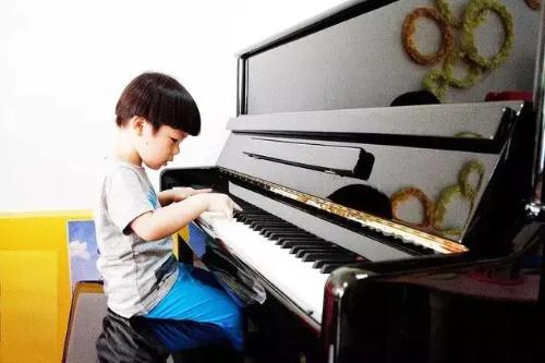 How can beginners practice music in piano lessons once a week?
